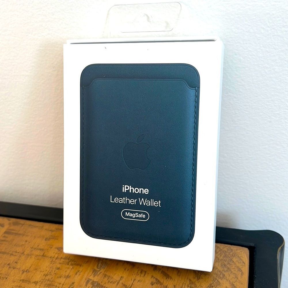 Apple Leather Wallet with MagSafe (for iPhone)
